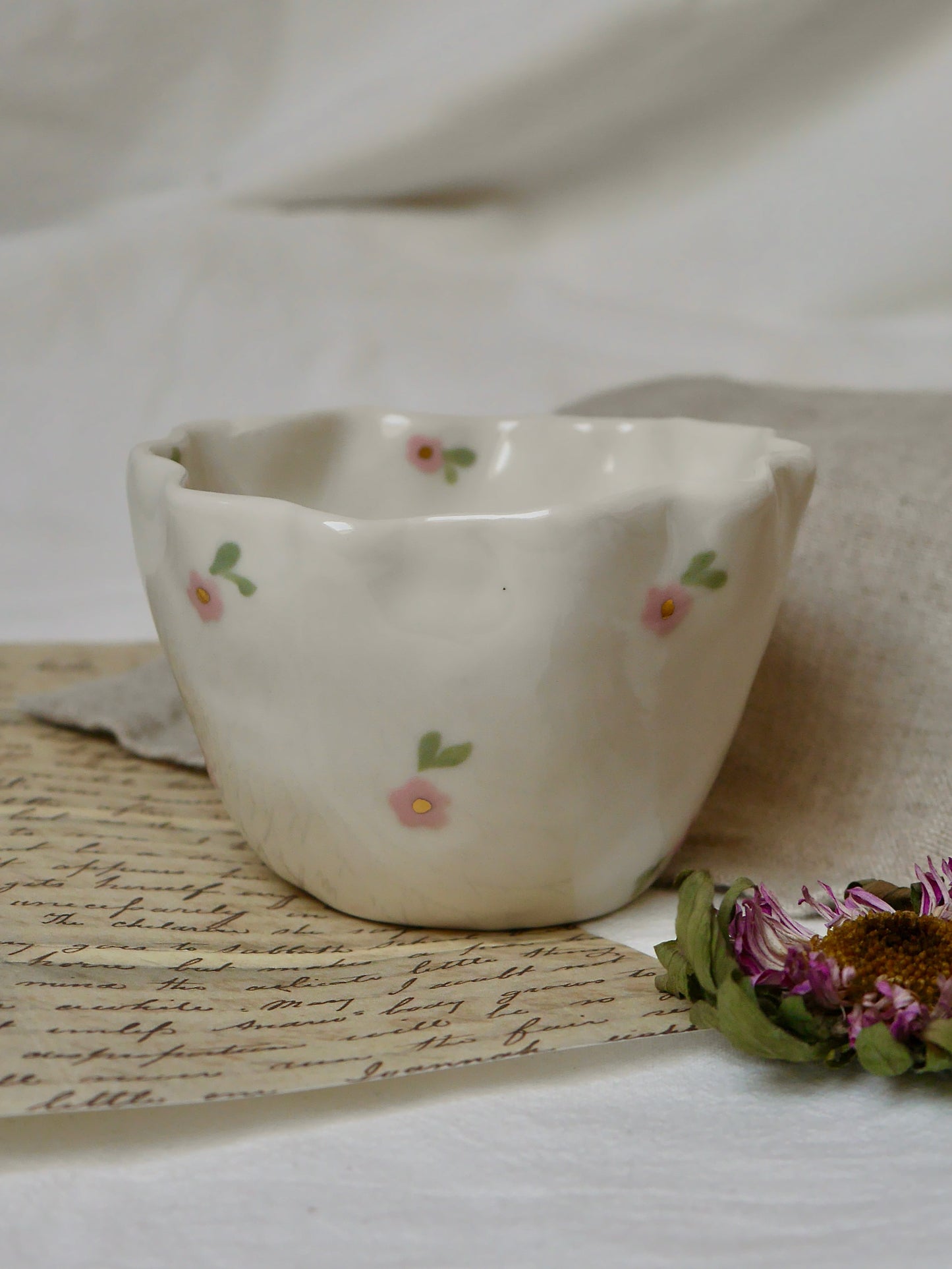 Tasse modelée Myosotis rose