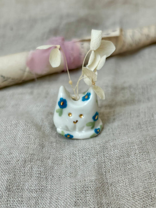 Grigri chat fleurs bleues "vase"