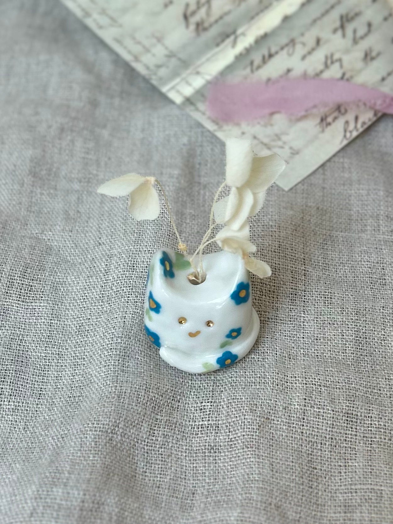 Grigri chat fleurs bleues "vase"