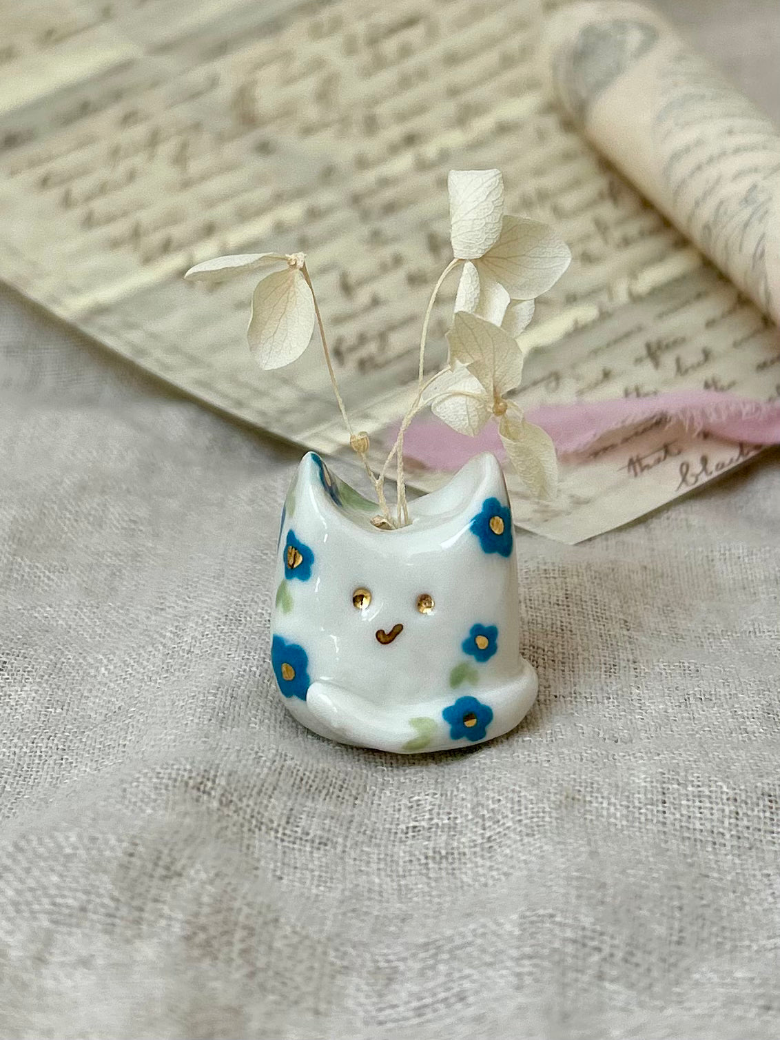 Grigri chat fleurs bleues "vase"